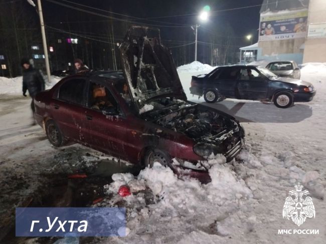 В Ухте в Пионерском переулке загорелся автомобиль